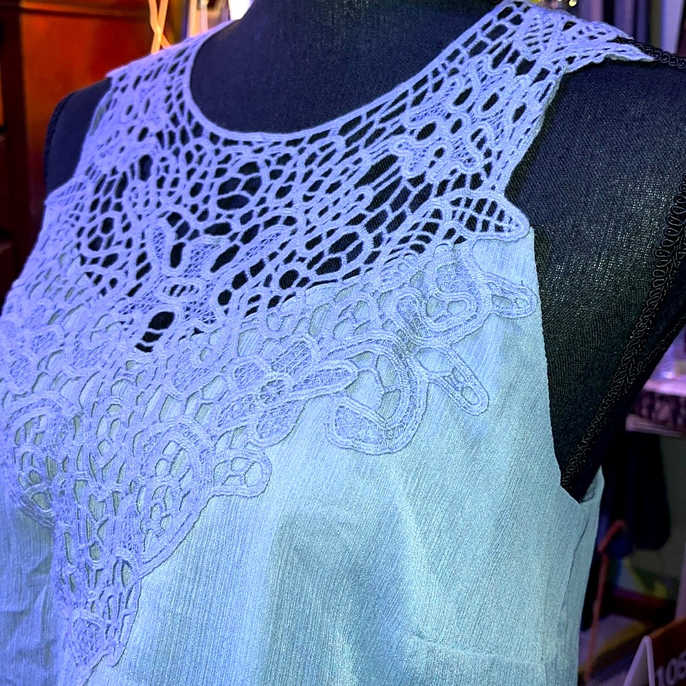 #218 (M)BANANA REPUBLIC Sleeveless Lace blouse with built in slip